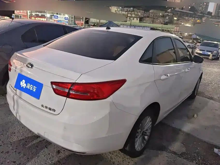 Ford Focus 2015 1.5L Automatic Fashion Edition — миниатюра 3