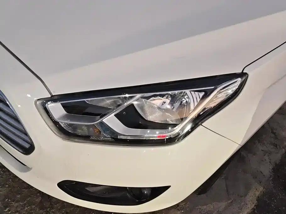 Ford Focus 2015 1.5L Automatic Fashion Edition — миниатюра 5