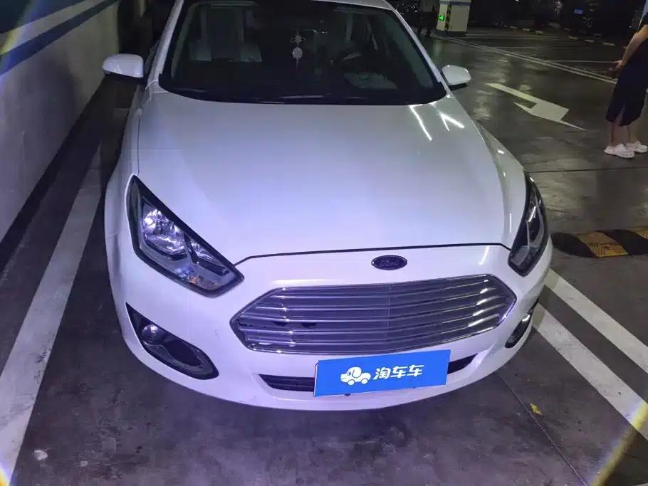 Ford Focus 2015 1.5L Automatic Fashion Edition — миниатюра 2