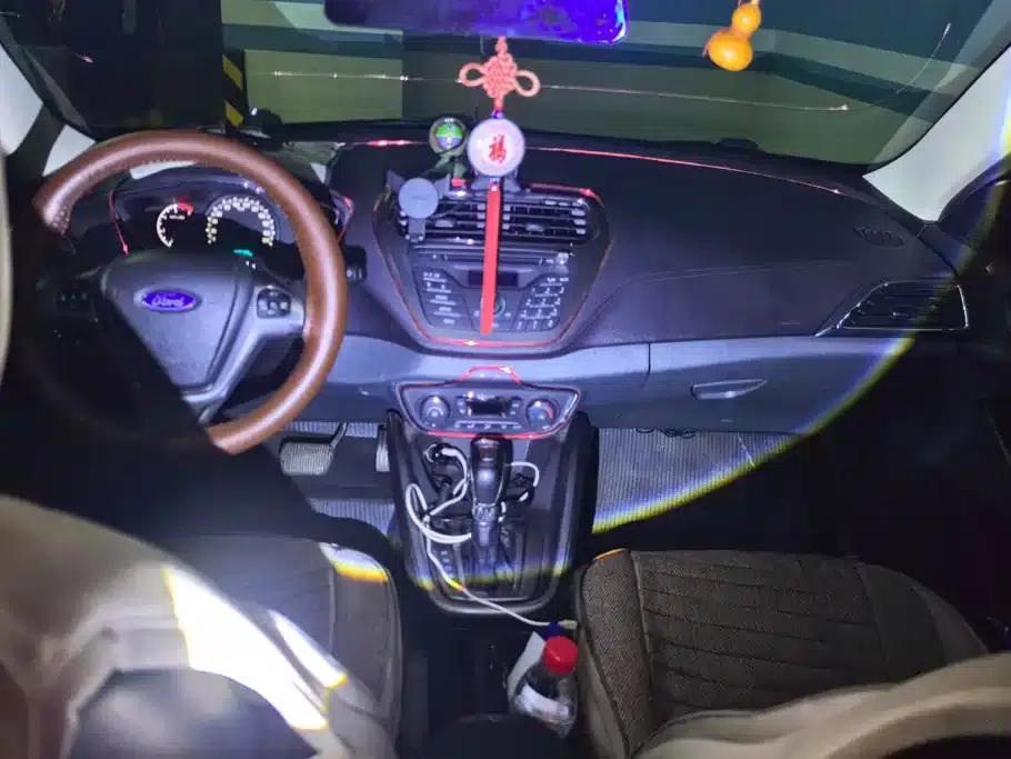 Ford Focus 2015 1.5L Automatic Fashion Edition — миниатюра 12