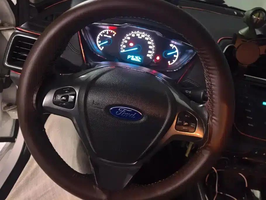 Ford Focus 2015 1.5L Automatic Fashion Edition — миниатюра 15