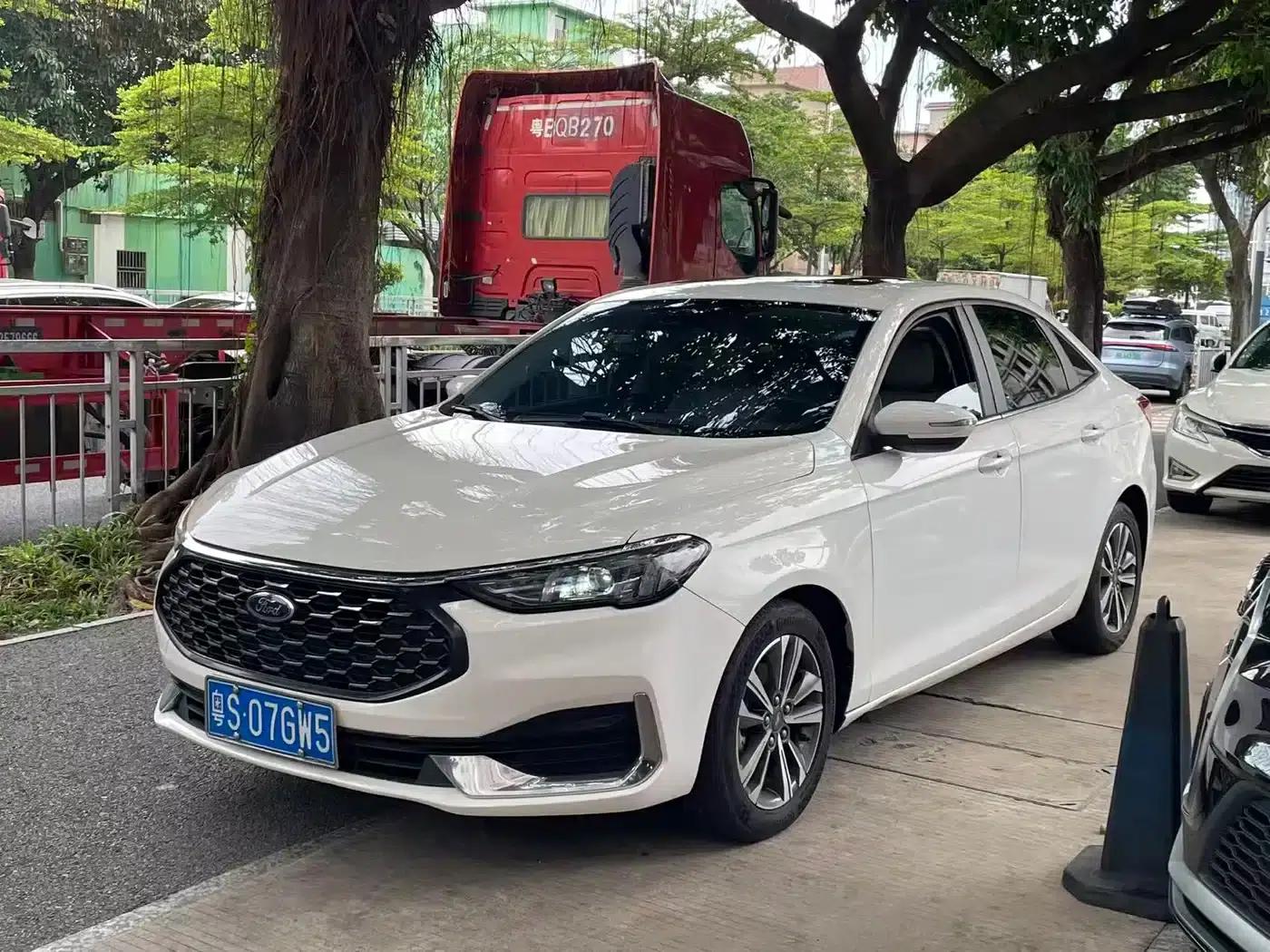 Ford Focus 2021 1.5L Automatic Platinum Edition — миниатюра 1