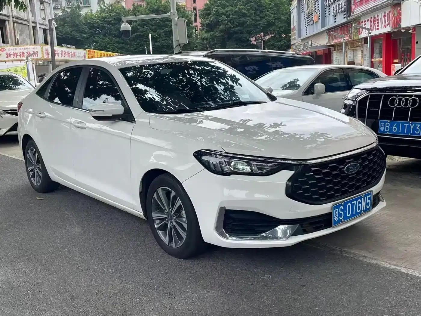Ford Focus 2021 1.5L Automatic Platinum Edition — миниатюра 2