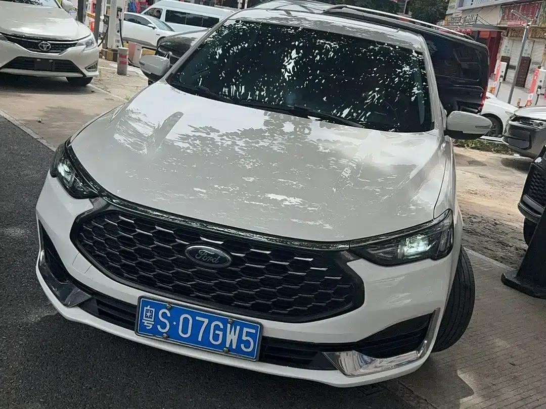 Ford Focus 2021 1.5L Automatic Platinum Edition — миниатюра 3
