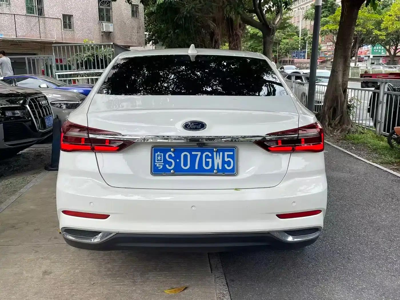 Ford Focus 2021 1.5L Automatic Platinum Edition — миниатюра 4