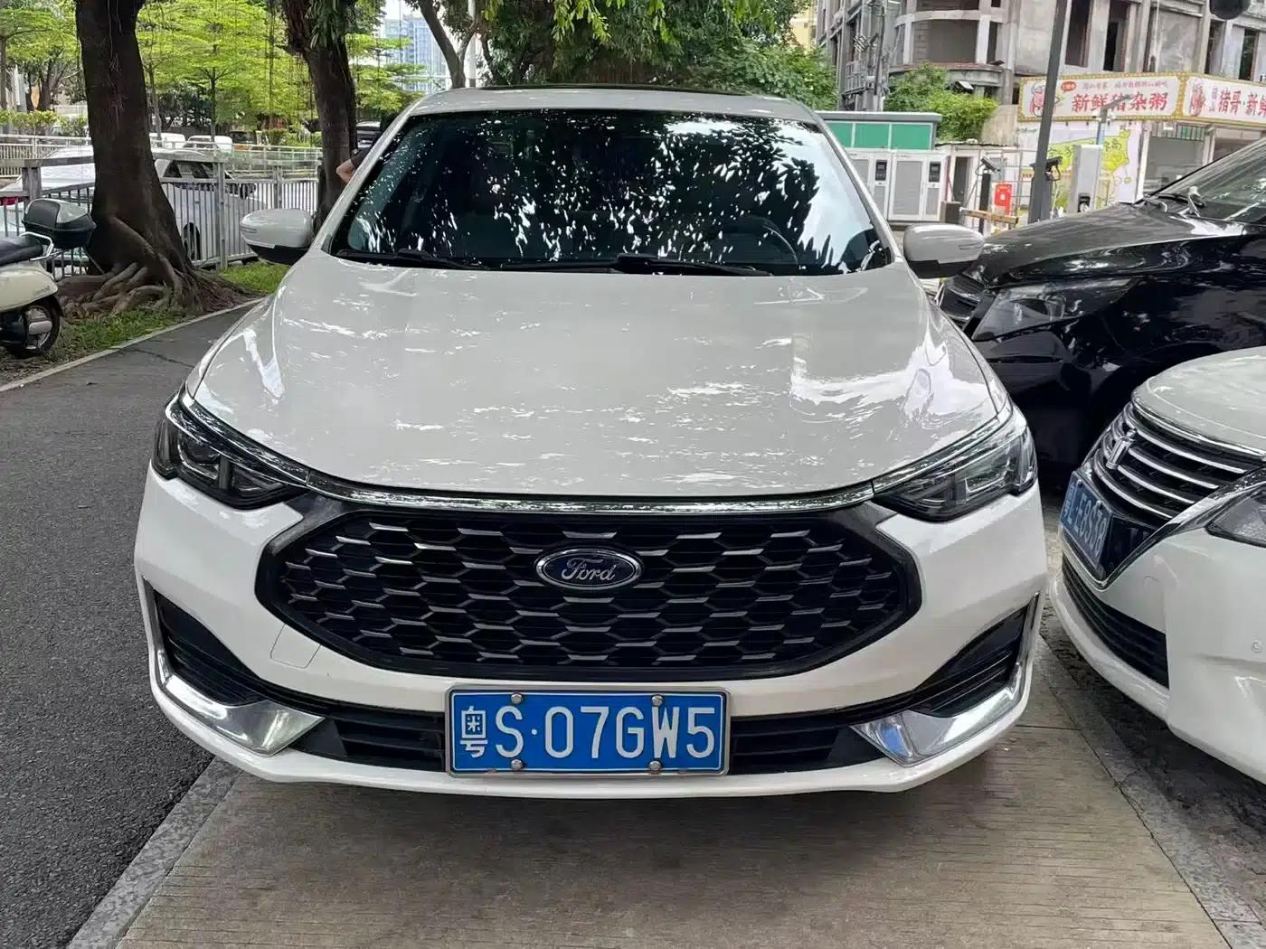 Ford Focus 2021 1.5L Automatic Platinum Edition — миниатюра 5