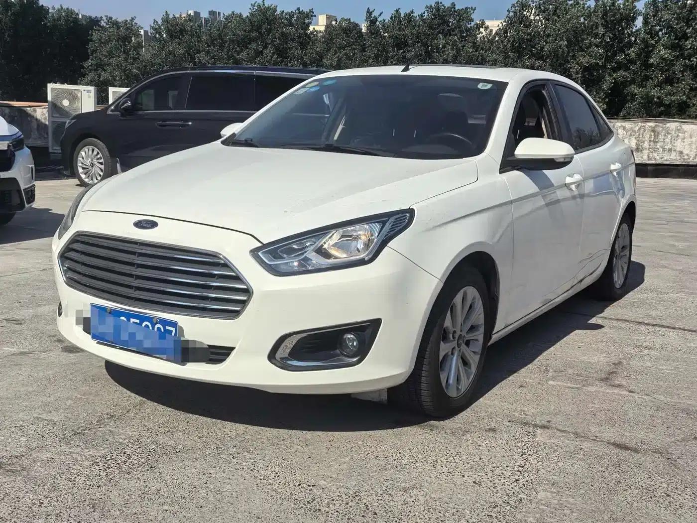 Ford Focus 2015 1.5L Automatic Fashion Edition — миниатюра 1