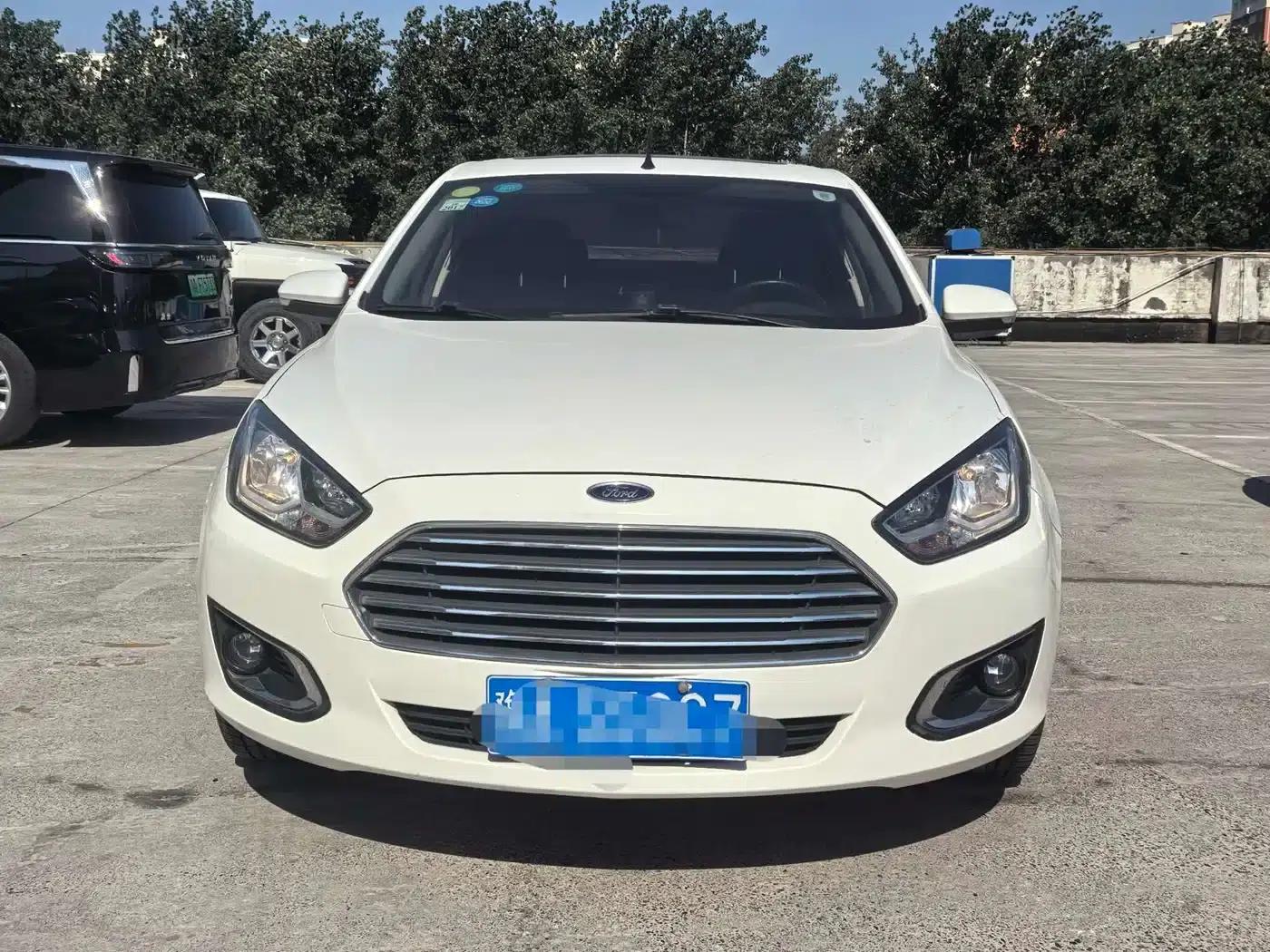 Ford Focus 2015 1.5L Automatic Fashion Edition — миниатюра 2