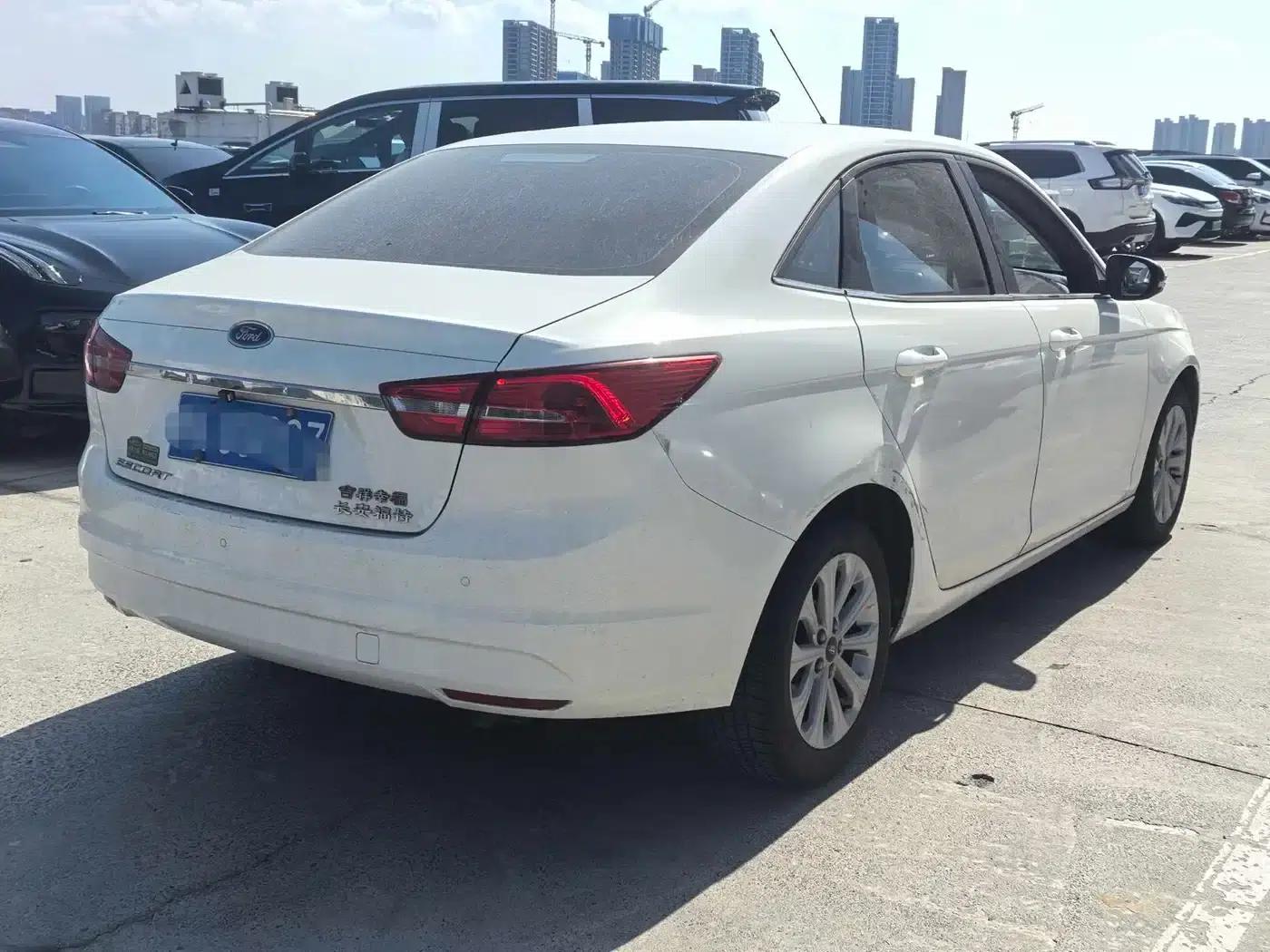 Ford Focus 2015 1.5L Automatic Fashion Edition — миниатюра 3