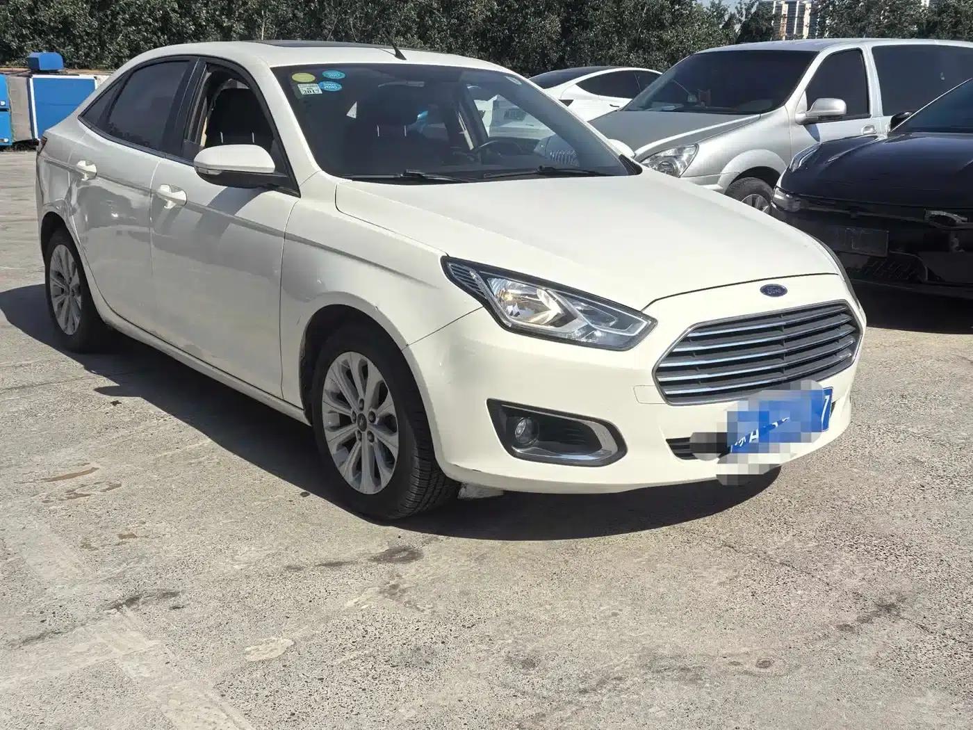 Ford Focus 2015 1.5L Automatic Fashion Edition — миниатюра 6