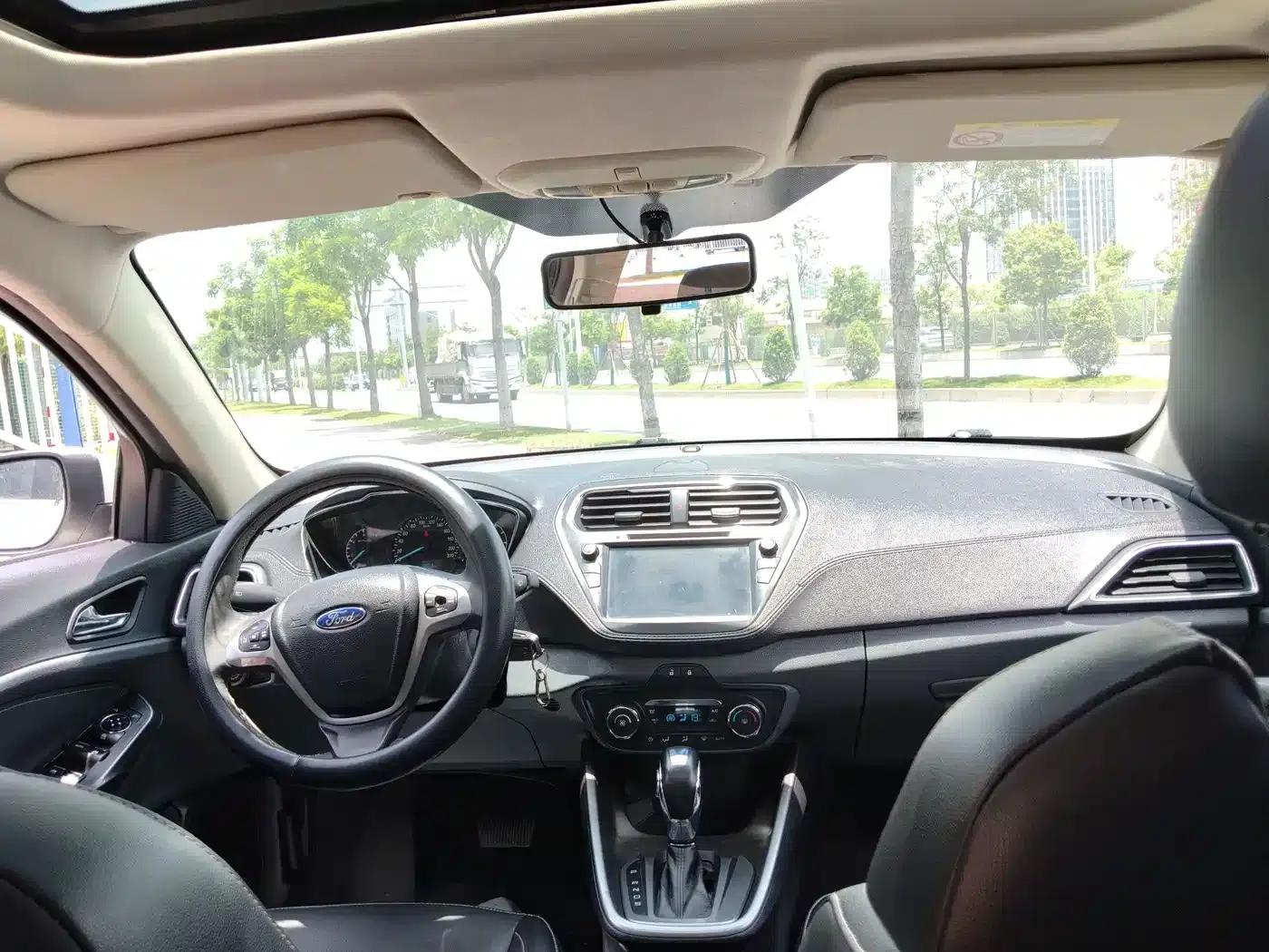 Ford Focus 2017 1.5L Automatic Comfort Model — миниатюра 13