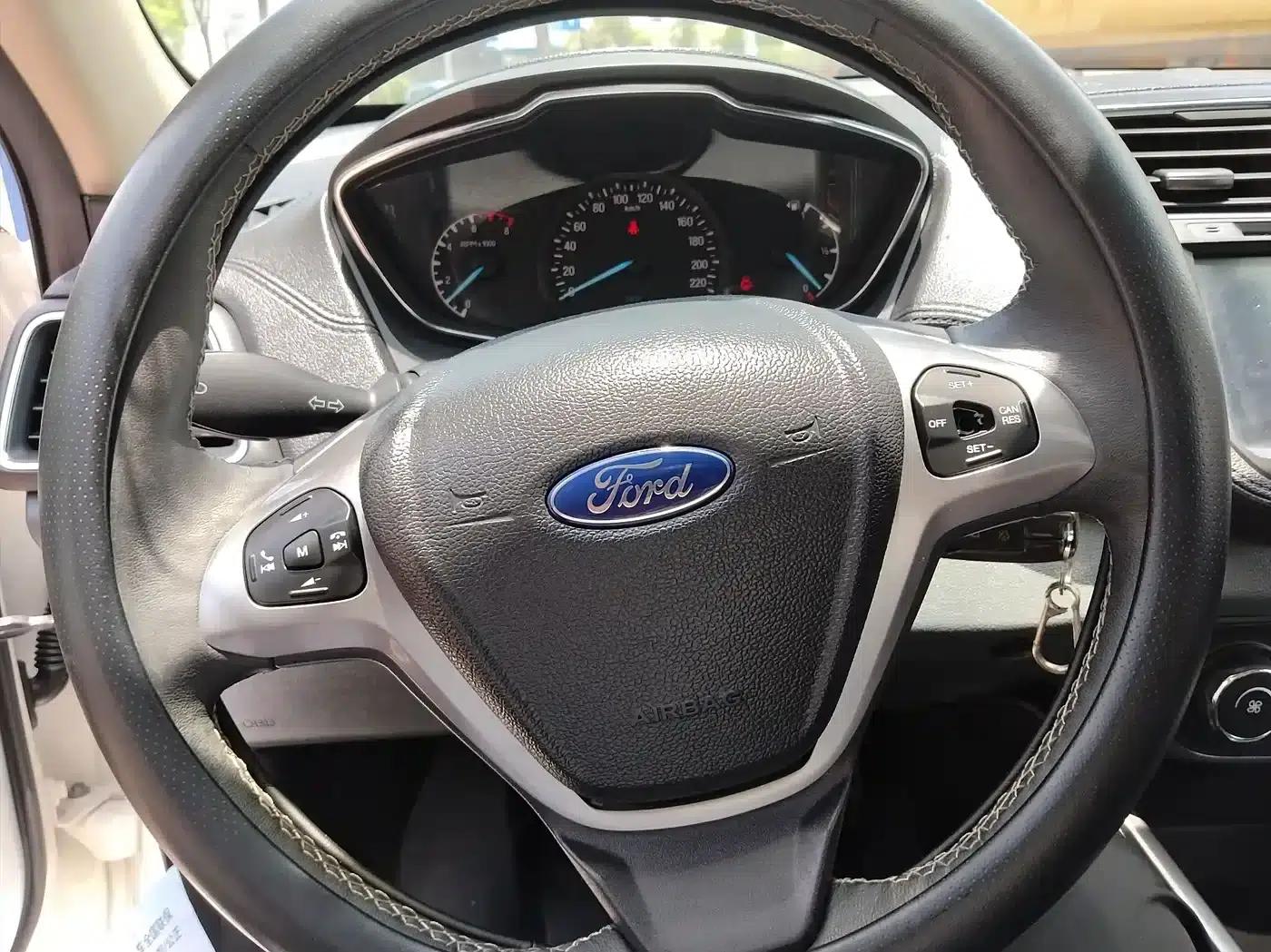Ford Focus 2017 1.5L Automatic Comfort Model — миниатюра 8