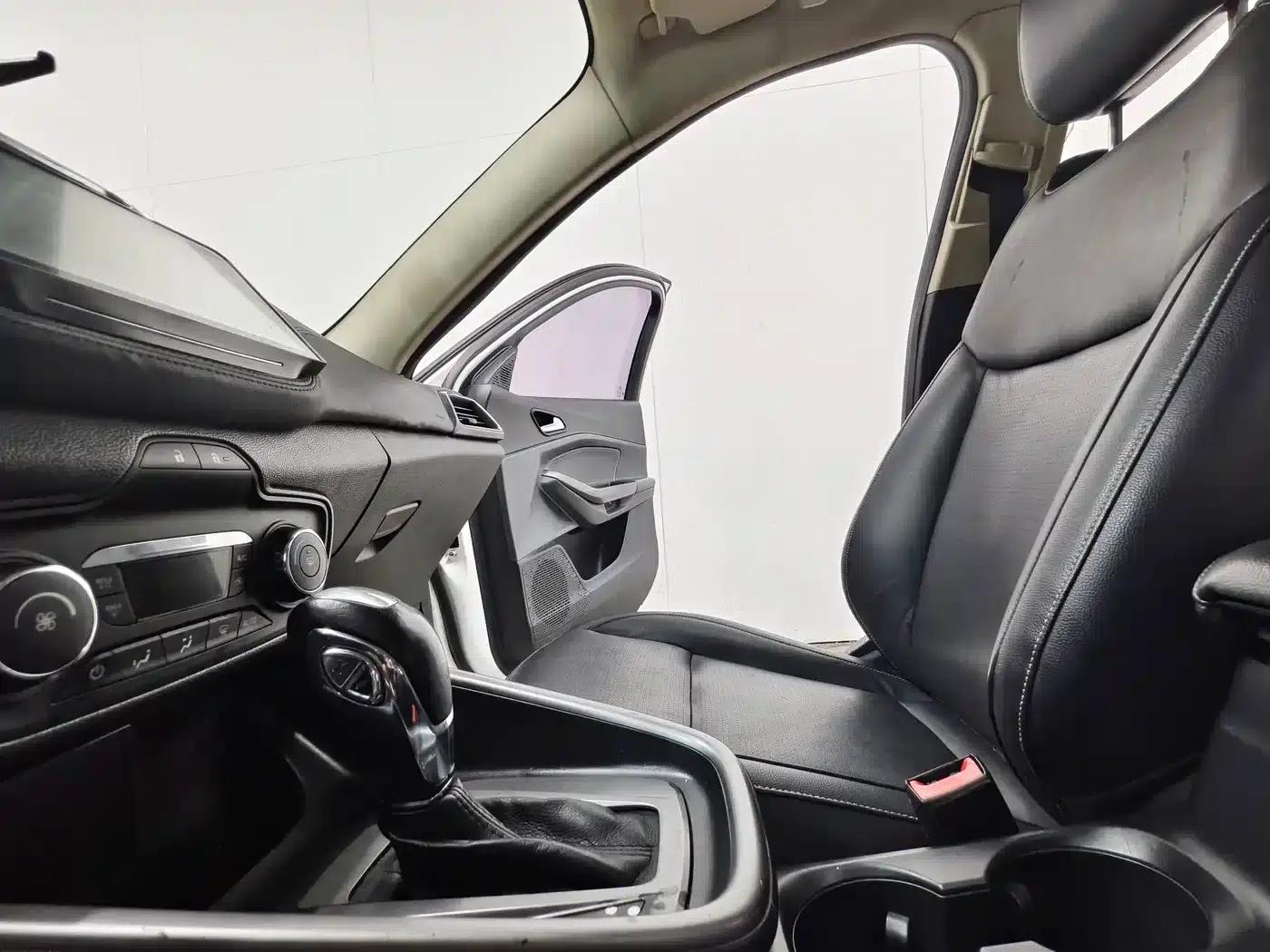 Ford Focus 2015 1.5L Automatic Fashion Edition — миниатюра 12