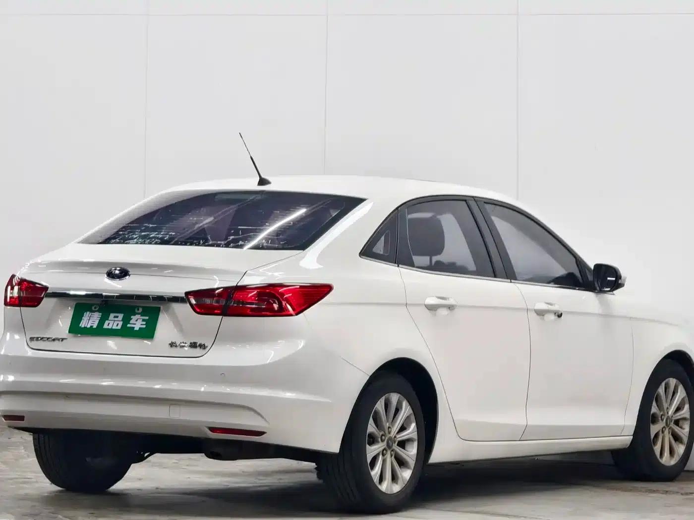 Ford Focus 2015 1.5L Automatic Fashion Edition — миниатюра 4