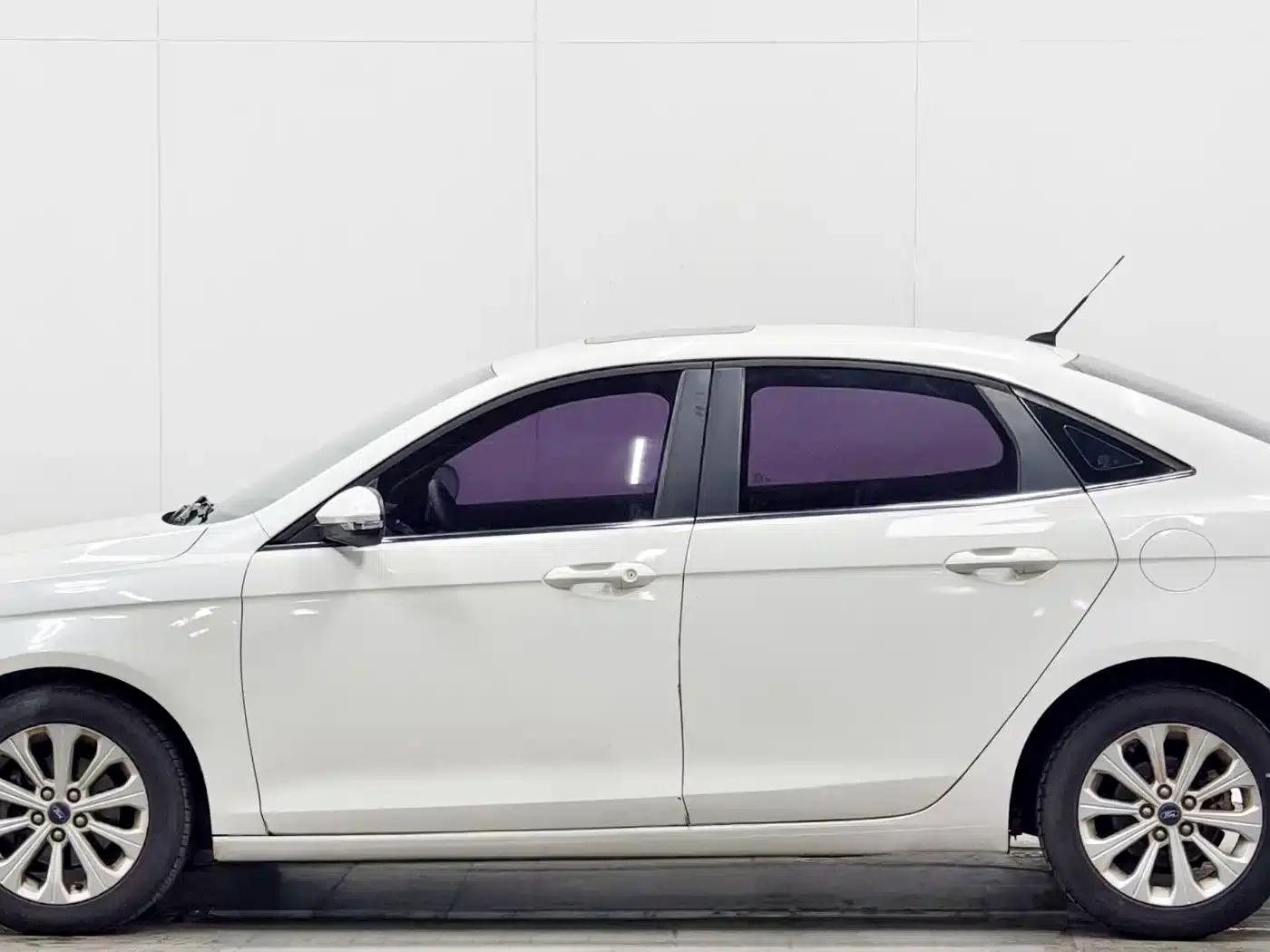 Ford Focus 2015 1.5L Automatic Fashion Edition — миниатюра 7