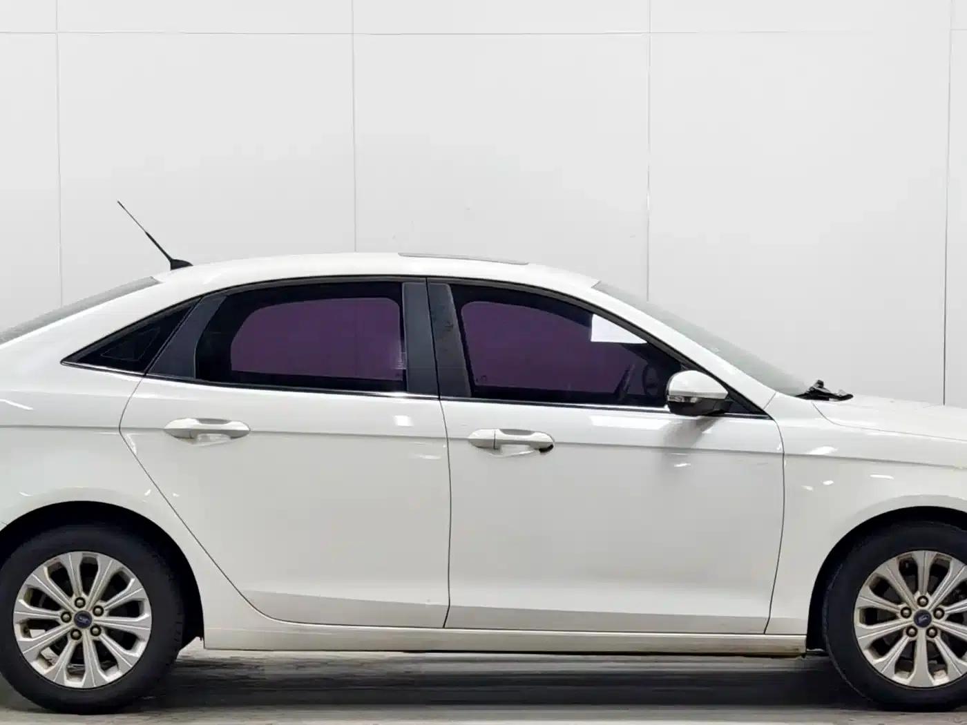 Ford Focus 2015 1.5L Automatic Fashion Edition — миниатюра 8