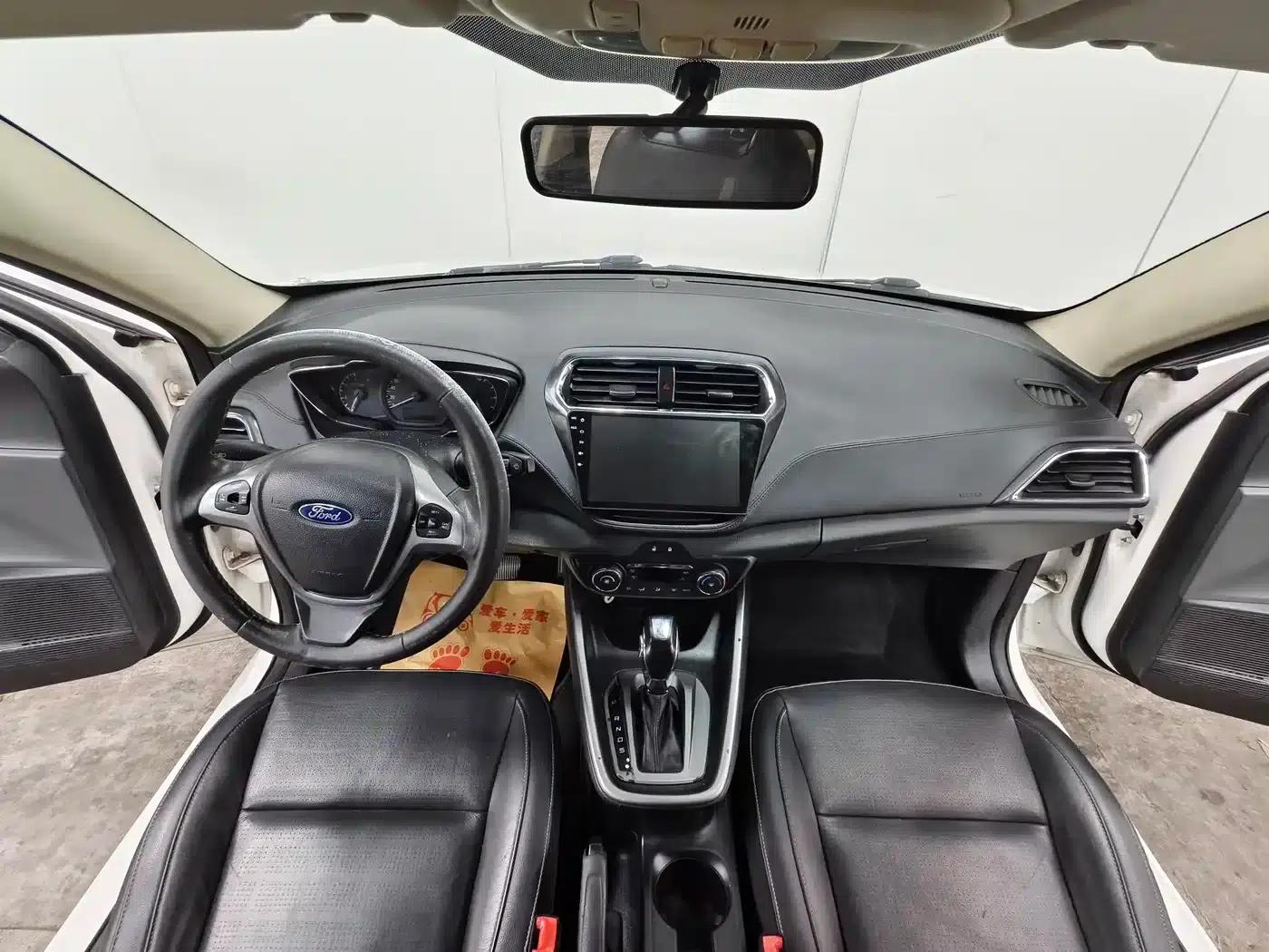 Ford Focus 2015 1.5L Automatic Fashion Edition — миниатюра 9