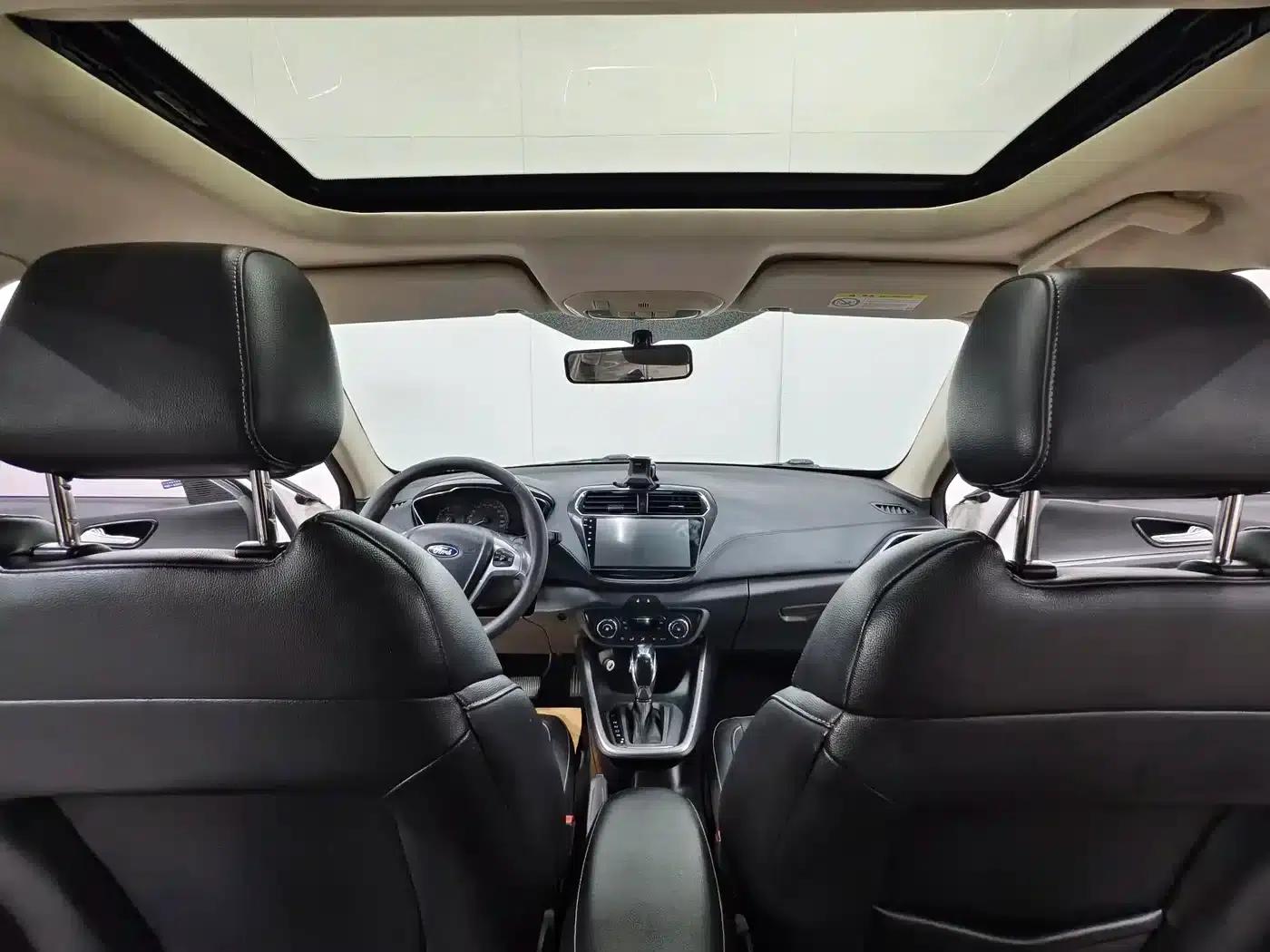 Ford Focus 2015 1.5L Automatic Fashion Edition — миниатюра 10