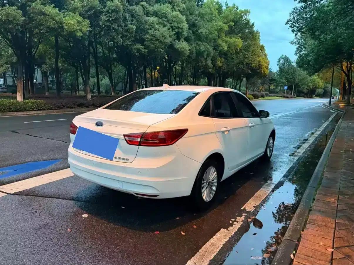 Ford Focus 2015 1.5L Automatic Comfort Model — миниатюра 4