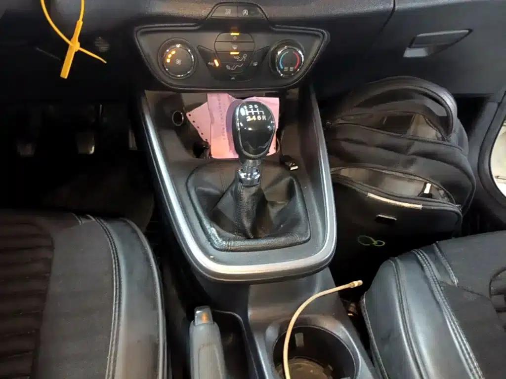 Ford Focus 2019 1.5L Manual Premium Edition — миниатюра 14