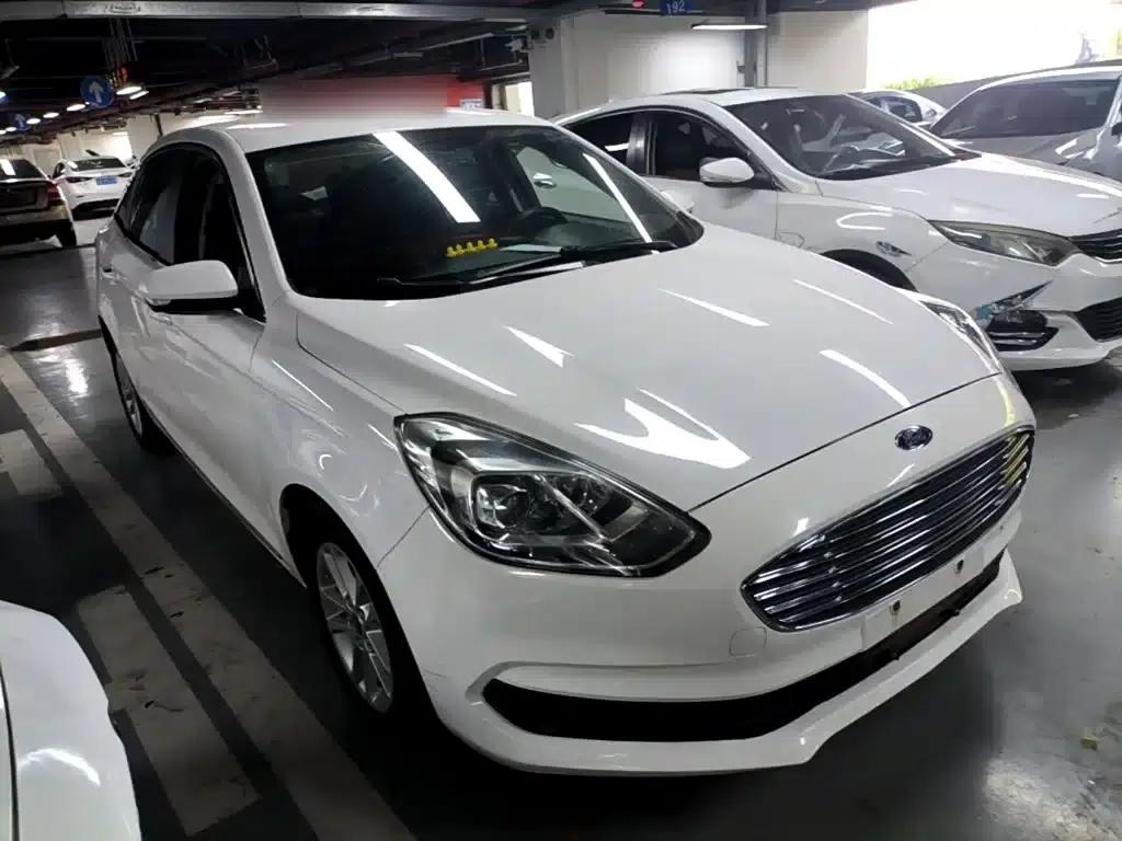 Ford Focus 2019 1.5L Manual Premium Edition — миниатюра 4