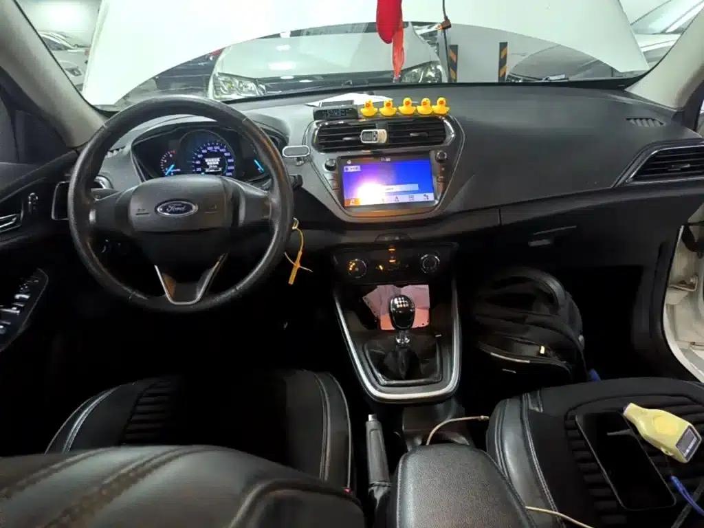 Ford Focus 2019 1.5L Manual Premium Edition — миниатюра 10