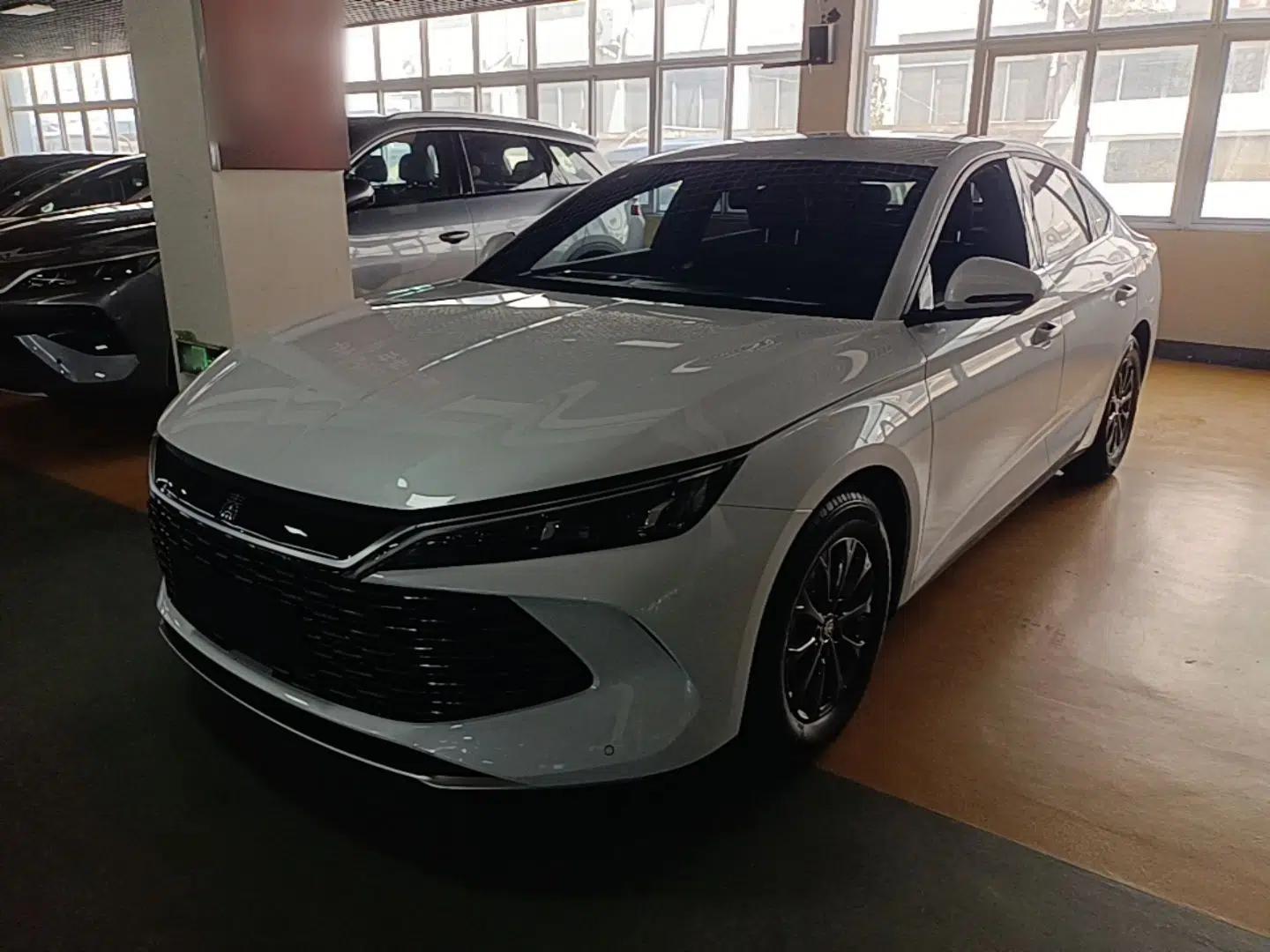 BYD Qin L 2026 DM-i 128KM Progressive Edition — миниатюра 1