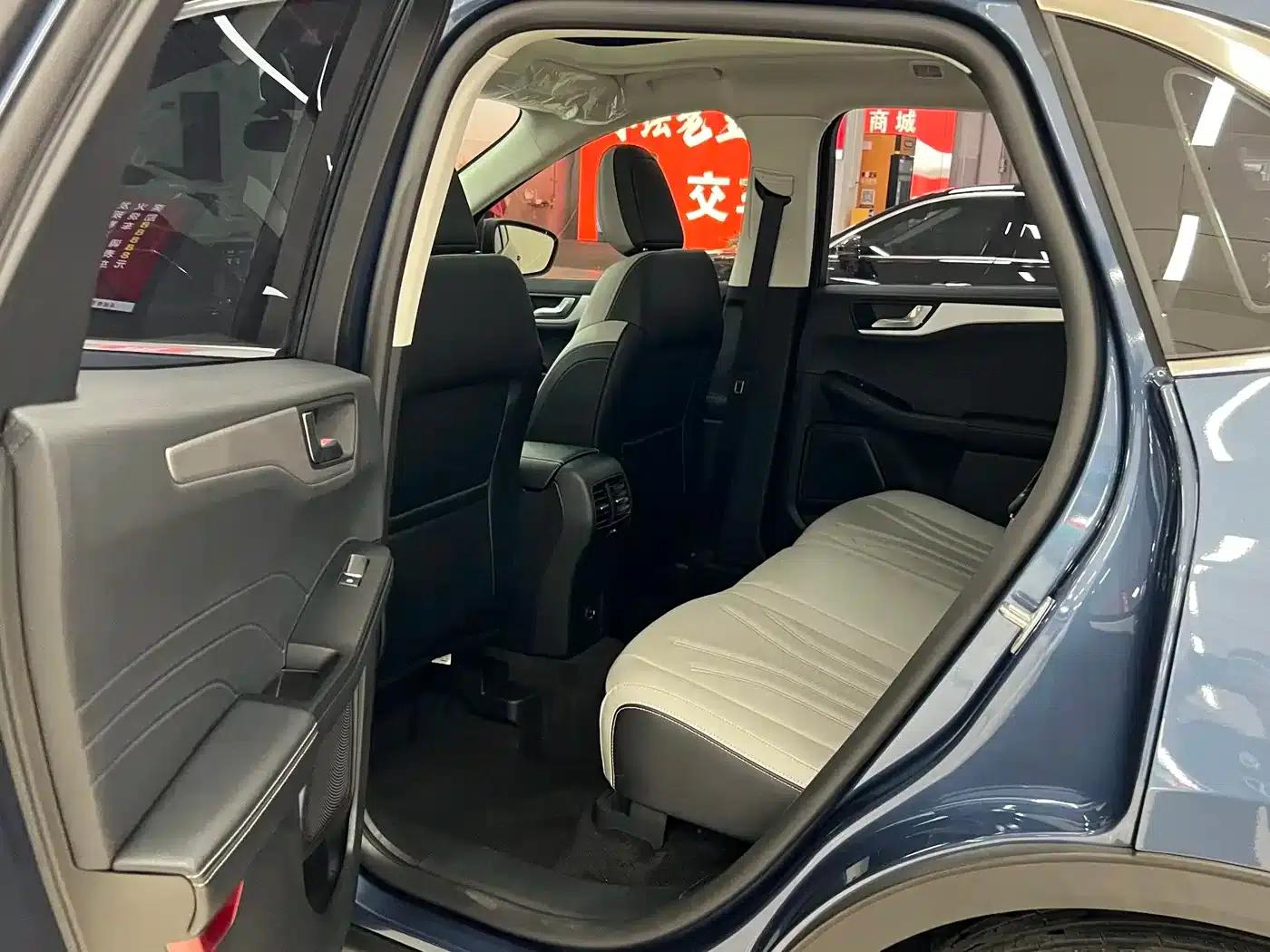 Escape 2024 EcoBoost 245 2WD Premium Edition — миниатюра 6