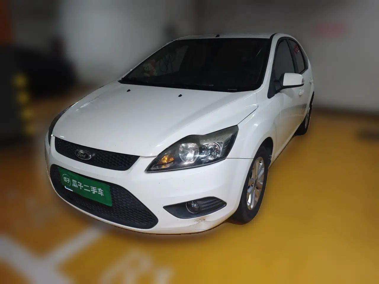 Ford Focus 2013 Hatchback Classic 1.8L Manual Base Model — миниатюра 1