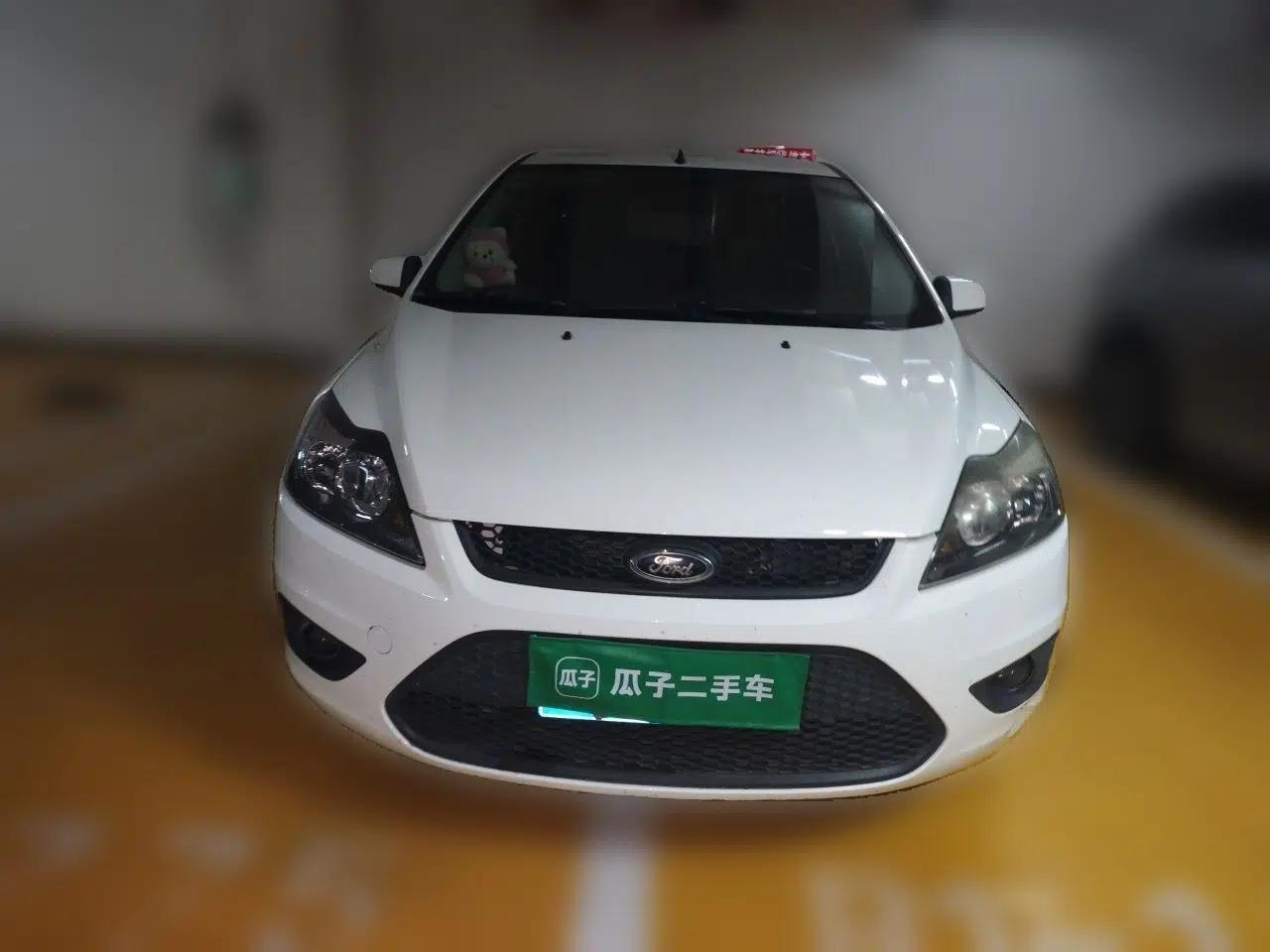 Ford Focus 2013 Hatchback Classic 1.8L Manual Base Model — миниатюра 2