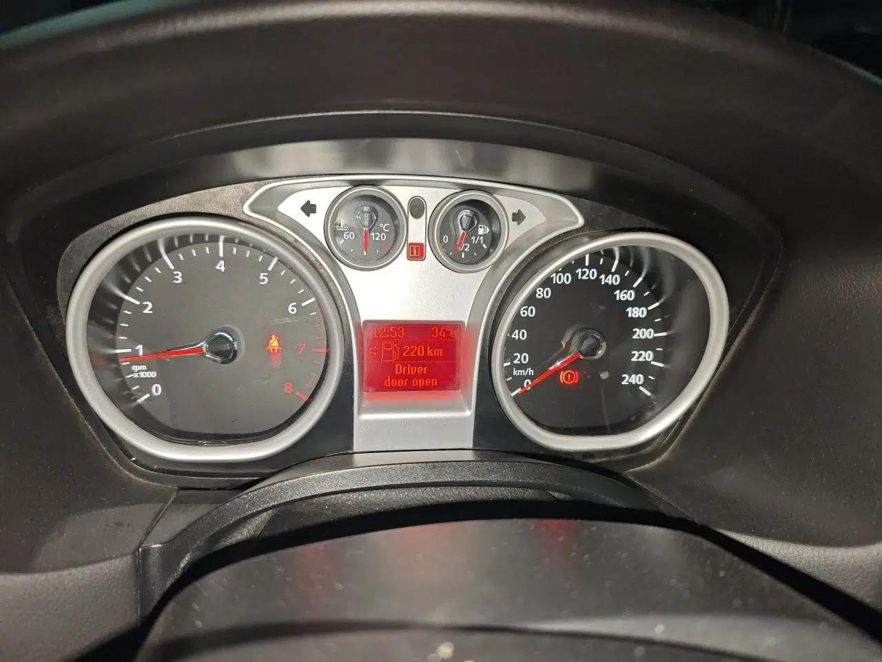 Ford Focus 2013 Hatchback Classic 1.8L Manual Base Model — миниатюра 11