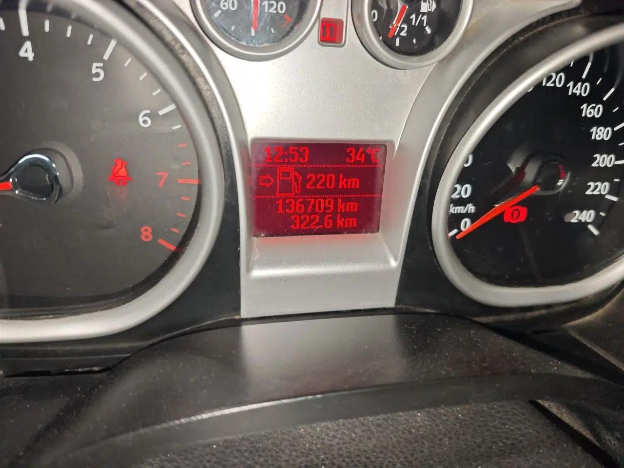 Ford Focus 2013 Hatchback Classic 1.8L Manual Base Model — миниатюра 12
