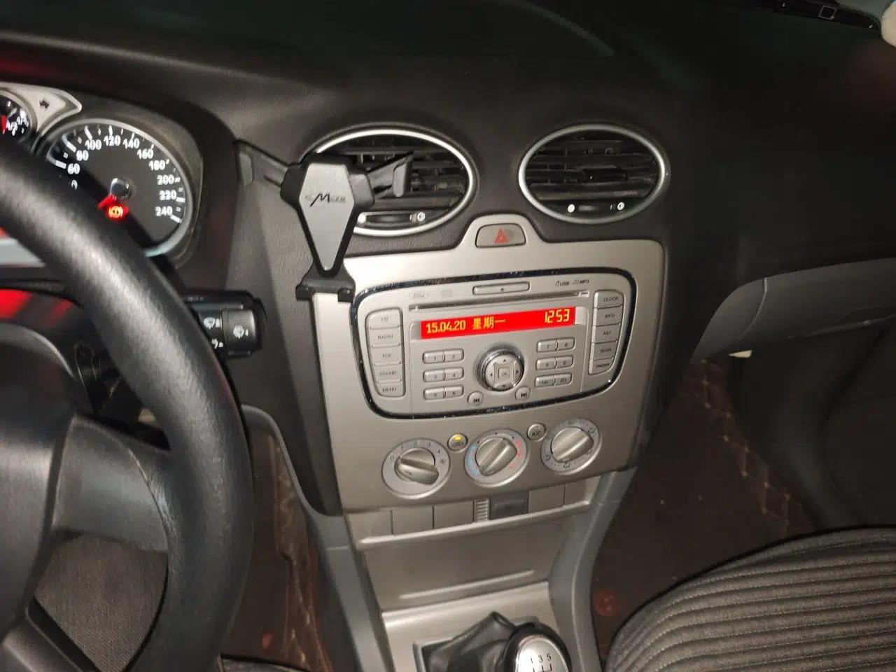 Ford Focus 2013 Hatchback Classic 1.8L Manual Base Model — миниатюра 13