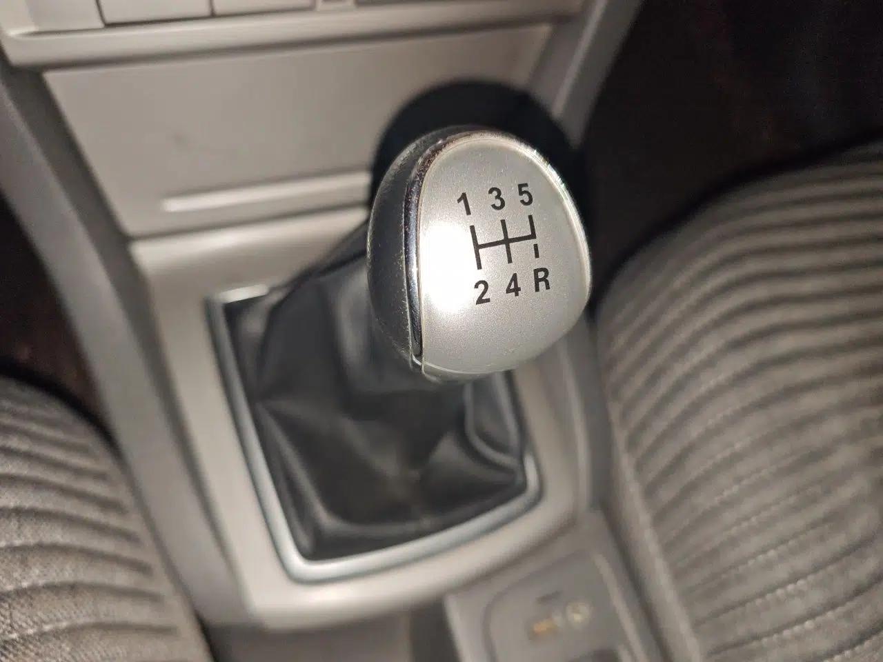 Ford Focus 2013 Hatchback Classic 1.8L Manual Base Model — миниатюра 14