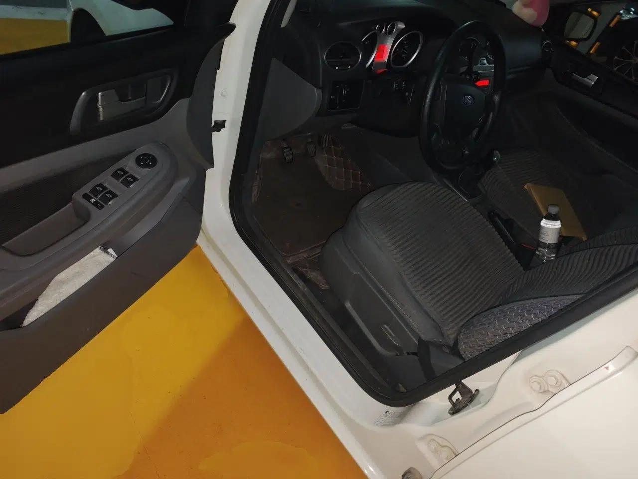 Ford Focus 2013 Hatchback Classic 1.8L Manual Base Model — миниатюра 16