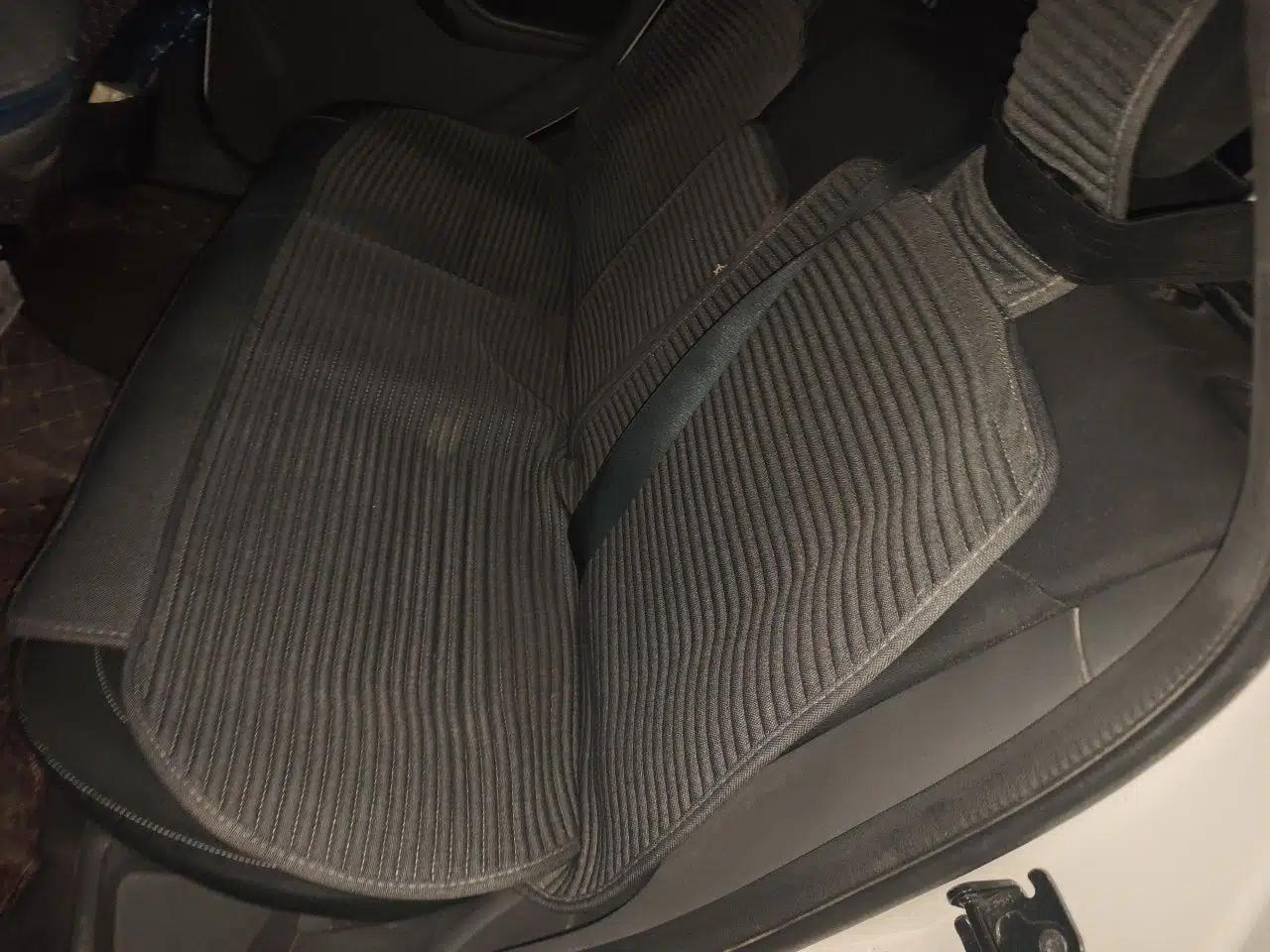 Ford Focus 2013 Hatchback Classic 1.8L Manual Base Model — миниатюра 17
