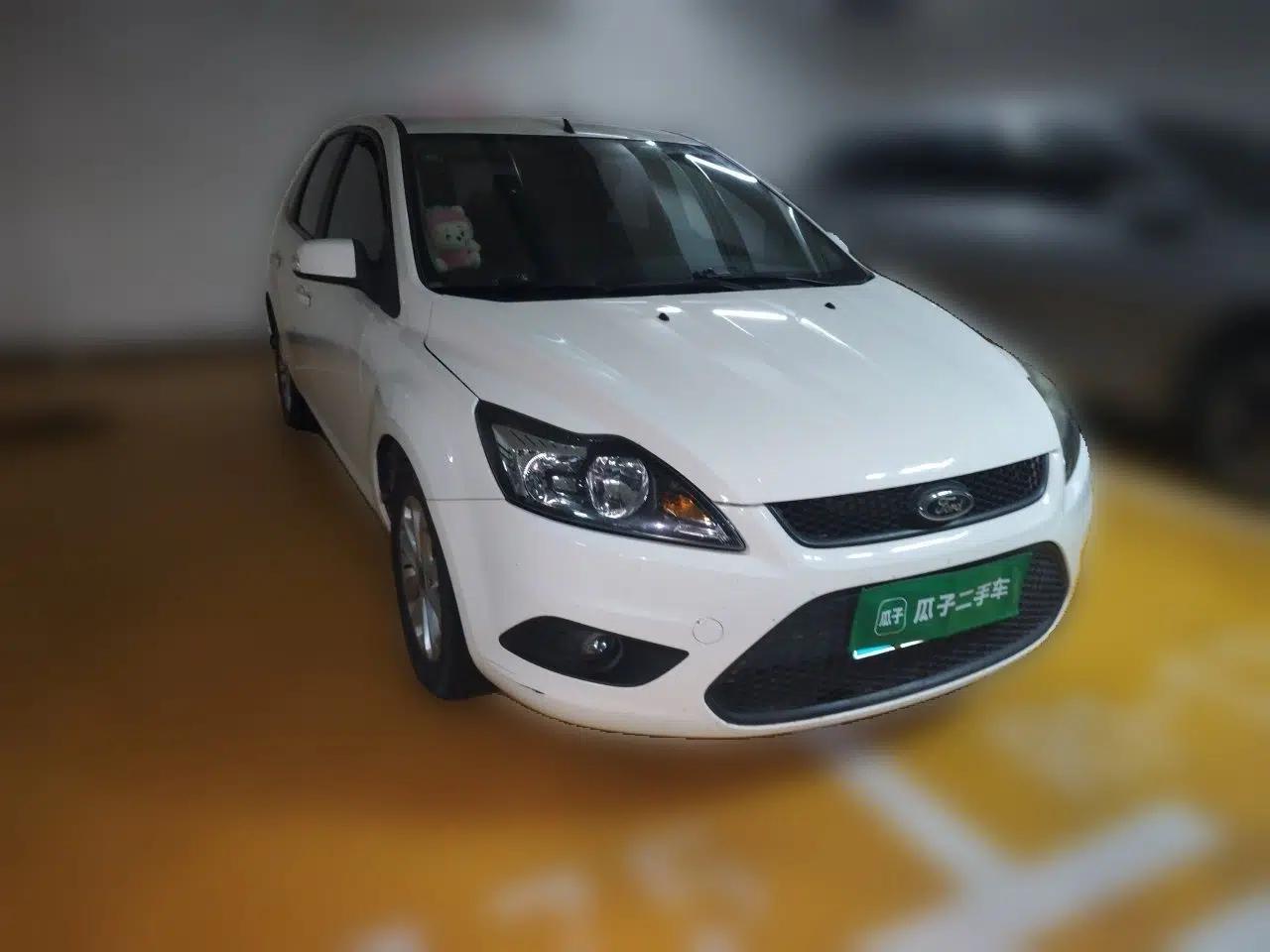 Ford Focus 2013 Hatchback Classic 1.8L Manual Base Model — миниатюра 3