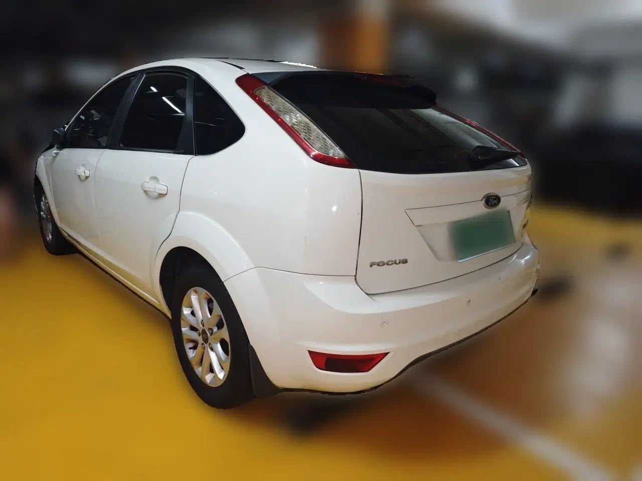 Ford Focus 2013 Hatchback Classic 1.8L Manual Base Model — миниатюра 4