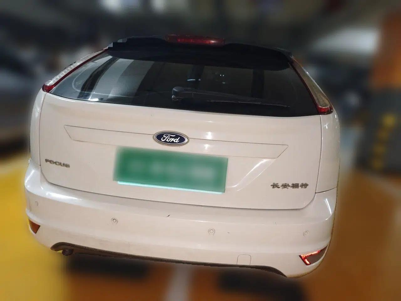 Ford Focus 2013 Hatchback Classic 1.8L Manual Base Model — миниатюра 5