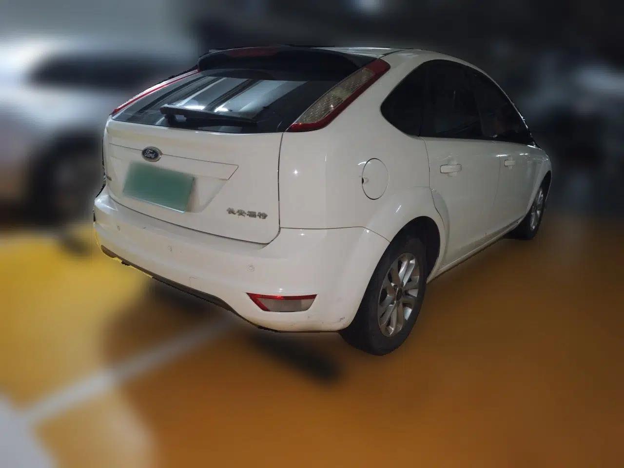 Ford Focus 2013 Hatchback Classic 1.8L Manual Base Model — миниатюра 6