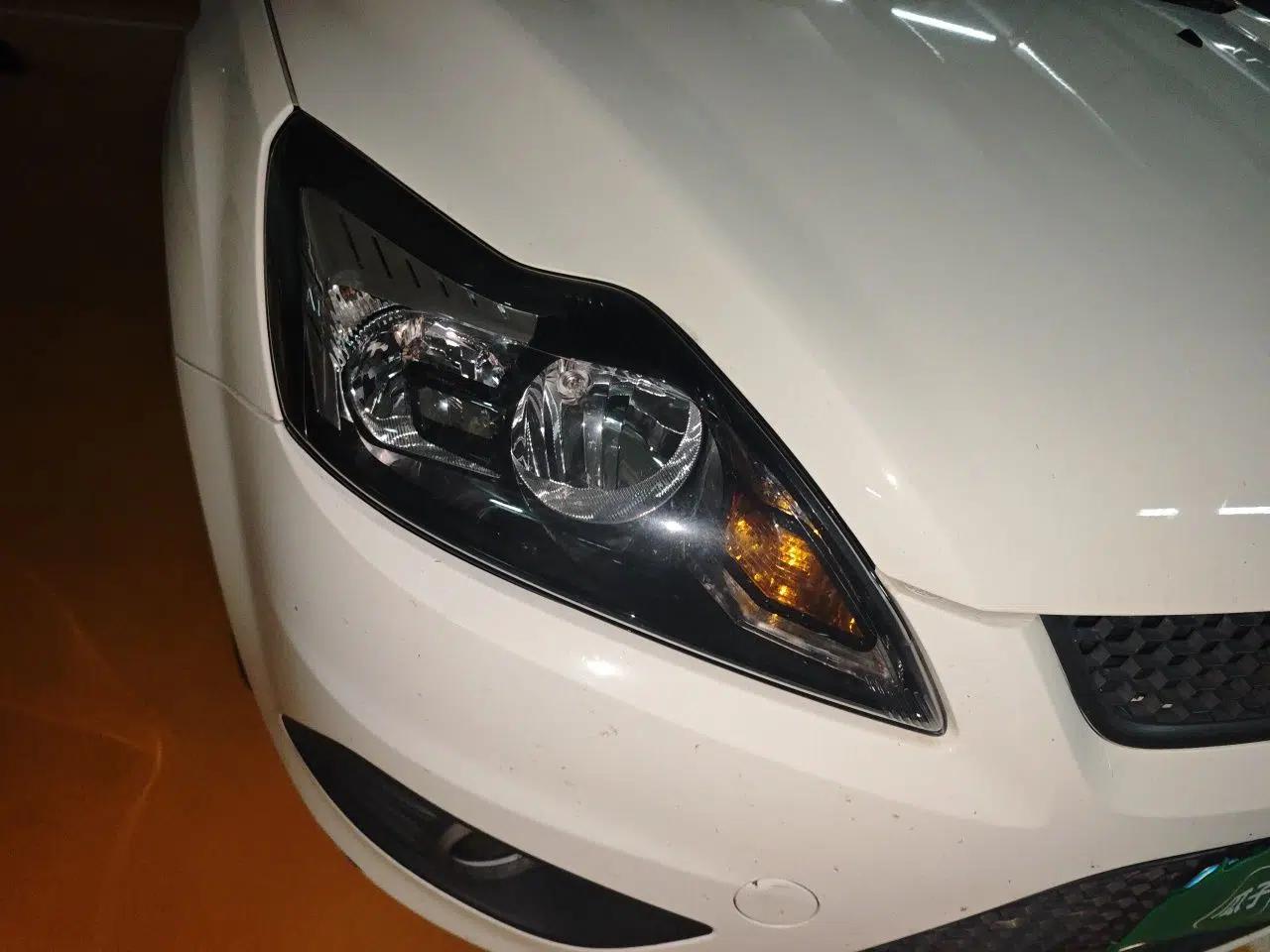 Ford Focus 2013 Hatchback Classic 1.8L Manual Base Model — миниатюра 7