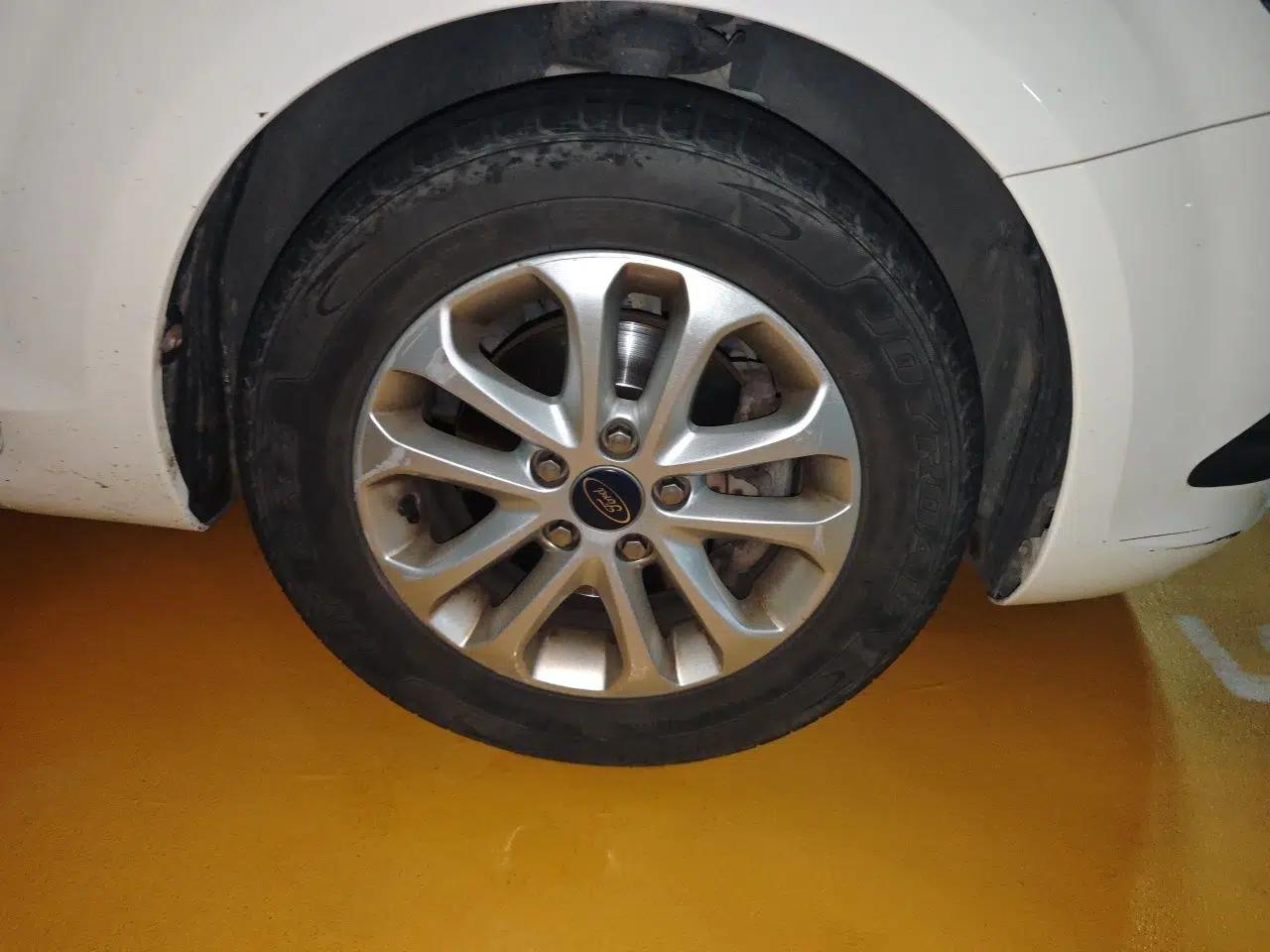 Ford Focus 2013 Hatchback Classic 1.8L Manual Base Model — миниатюра 8