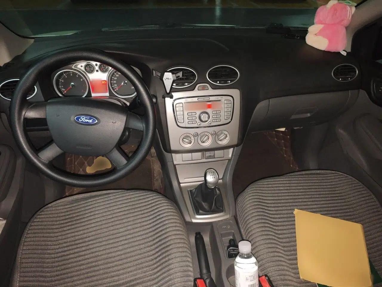 Ford Focus 2013 Hatchback Classic 1.8L Manual Base Model — миниатюра 9