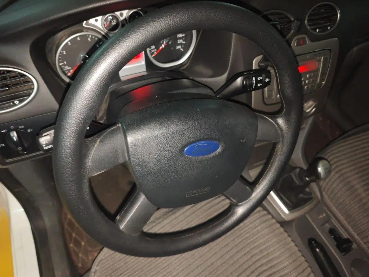 Ford Focus 2013 Hatchback Classic 1.8L Manual Base Model — миниатюра 10