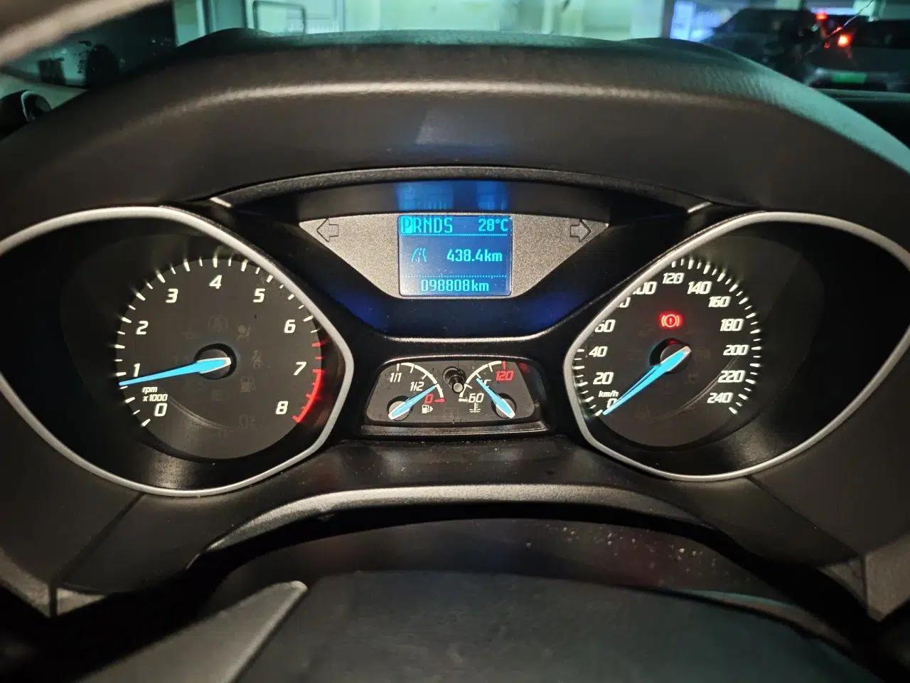 Ford Focus 2012 Hatchback 1.6L Automatic Comfort Model — миниатюра 11