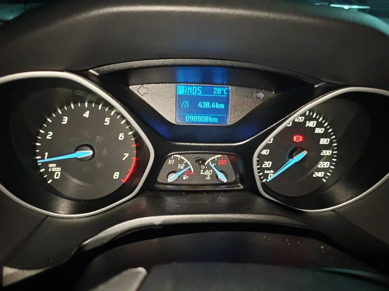 Ford Focus 2012 Hatchback 1.6L Automatic Comfort Model — миниатюра 12