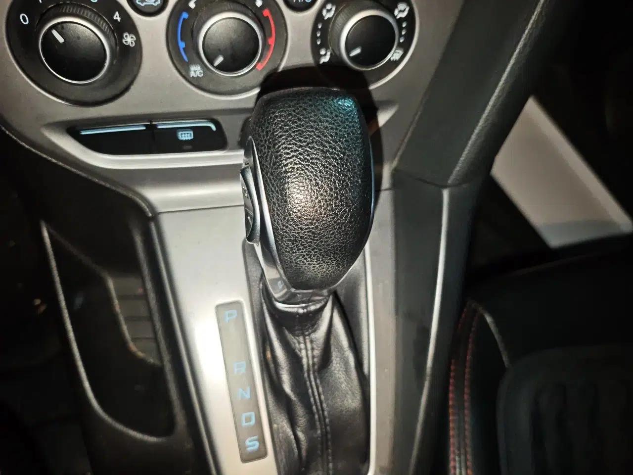 Ford Focus 2012 Hatchback 1.6L Automatic Comfort Model — миниатюра 14