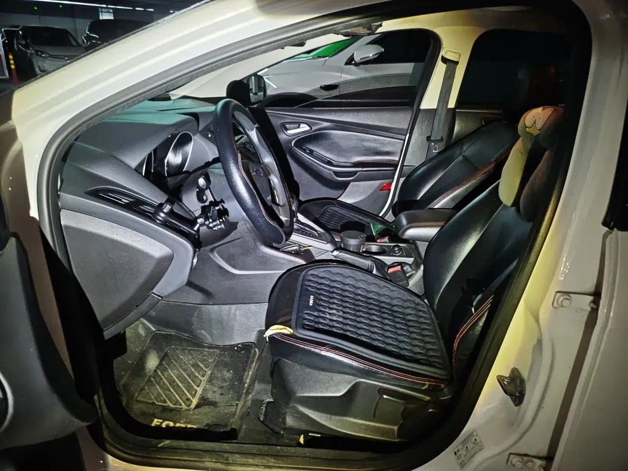 Ford Focus 2012 Hatchback 1.6L Automatic Comfort Model — миниатюра 15