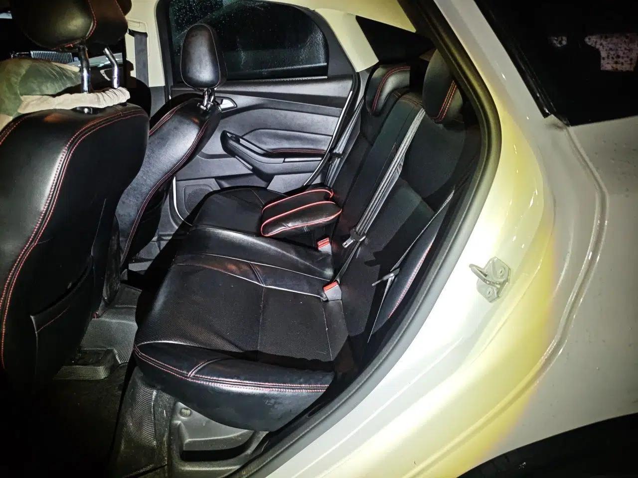 Ford Focus 2012 Hatchback 1.6L Automatic Comfort Model — миниатюра 17