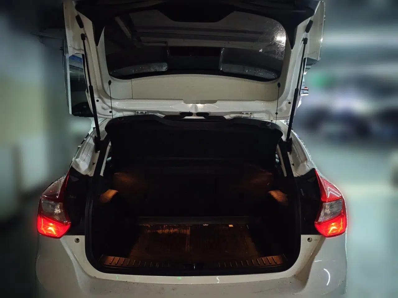 Ford Focus 2012 Hatchback 1.6L Automatic Comfort Model — миниатюра 19